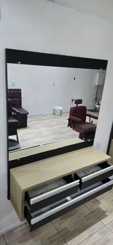VENDE-SE PAINEL COM ESPELHO E 03 GAVETAS PARA SALÃO/BARBEARIA