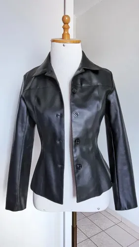 Jaqueta Feminina Acinturada Couro Sintético Preto, Veste 36, Conservada