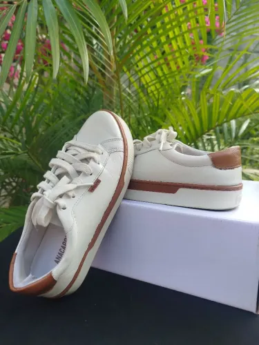 tênis feminino Ana Capri de couro ecológico branco com caramelo tamanho 35