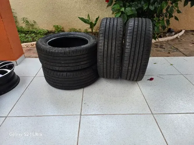 Jogo de pneus e rodas. Peso: 4 rodas 52kg; 4 pneus 36kg