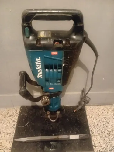 Martelo makita hm1307cb AVT com 1 ponteira