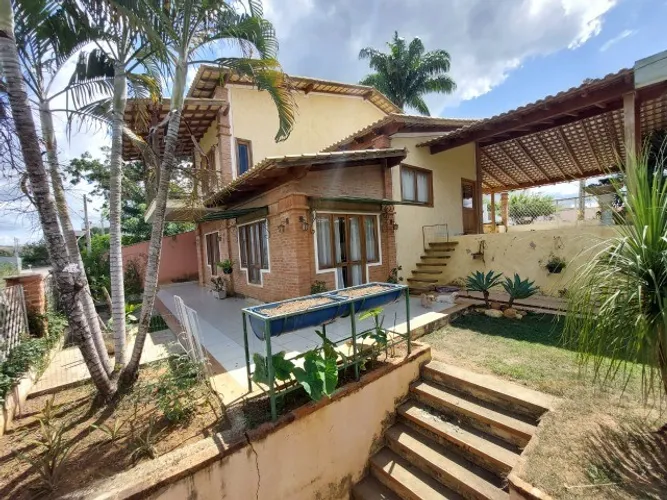 Linda casa duplex 03 quartos, com quintal e garagem para 03 carros - Residencial Riviera