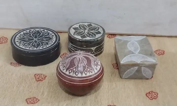 Jogo com 4 Caixinhas pedra sabão artesanato Minas Gerais, em baixo relevo.