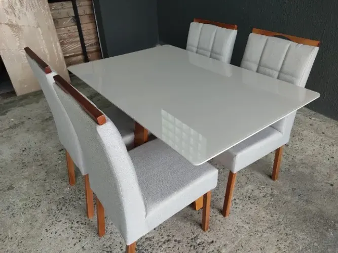 Mesa com Vidro 1,20 x 0,90 com 4 Cadeiras (Nova!)