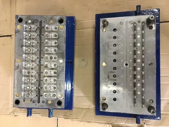 Molde injeção plástica cleats monofásico