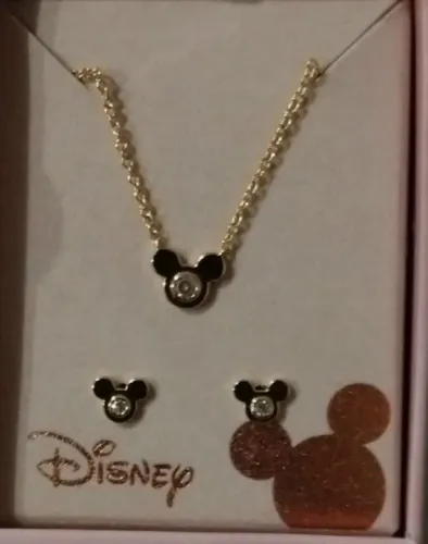 Conjunto de colar e brincos.