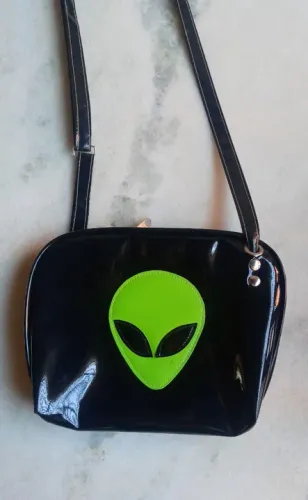 Bolsa preta com estampa de ET - semi-nova