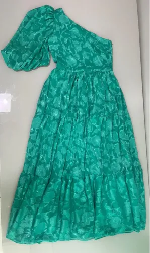 Vestido verde floral ombro único
