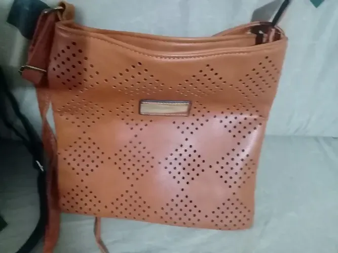 Bolsa marrom,  com alça regulável,  fechamento com ziper e velcro.  Nova.  Muito linda!  V