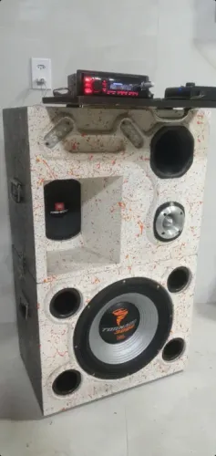 VENDO CAIXA BOB  . TOP. PINTURA EM ALTO RELEVO.