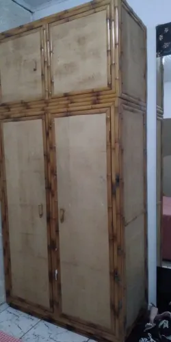 Guarda-roupa de madeira