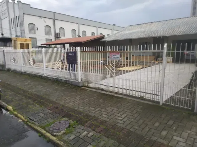 Grade de ferro com 12 metros, acompanha motor com 2 controles remoto 