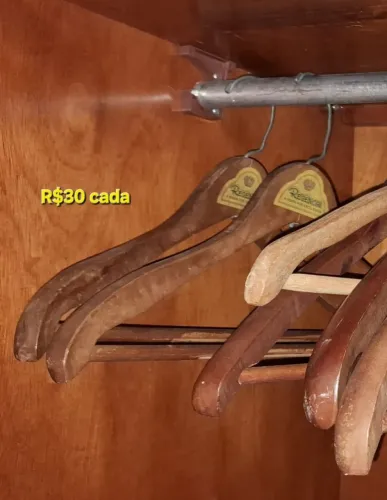 Cabides antigos em madeira e metal