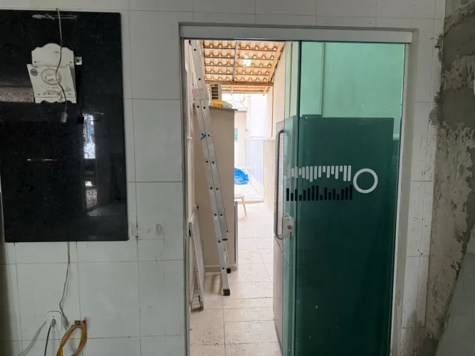 Porta em vidro verde de correr