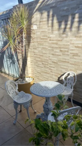 Jogo de Mesa e Cadeiras Medalhão.