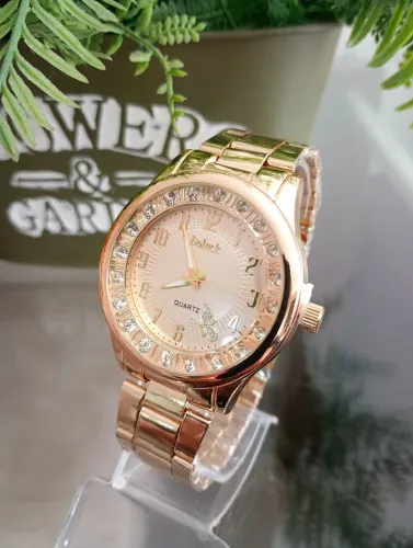 Relógio Feminino Dourado com Detalhes em Strass e Borboleta