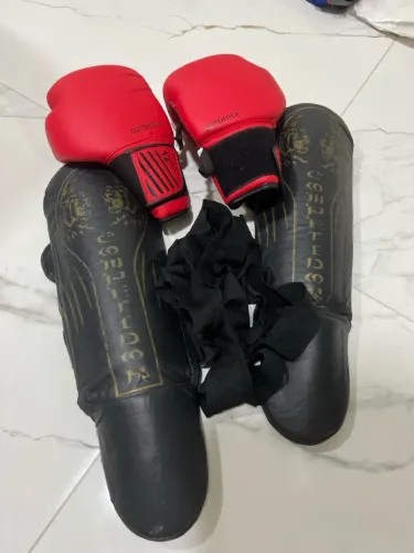 Kit de Muay Thai - Luvas e Caneleiras