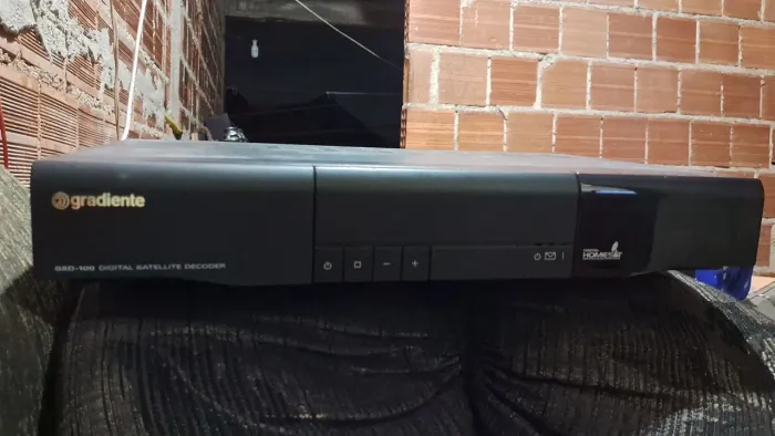 decodificador de satélite digital da marca gradiente, modelo dsd-100. a gradiente