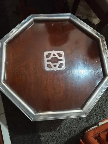 mesa de canto com borda em.prata 