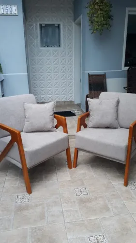 Poltrona Melissa para Sala Base Carvalho Tecido Bouclé e Linho Nova