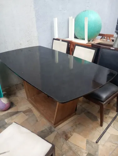 Mesa de jantar preta com design moderno
