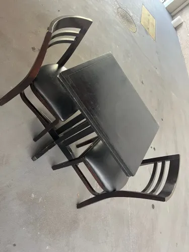 Conjunto de mesa de madeira 60X70 com 2 cadeiras estofadas