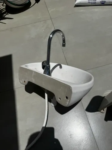 Pia com torneira completa.