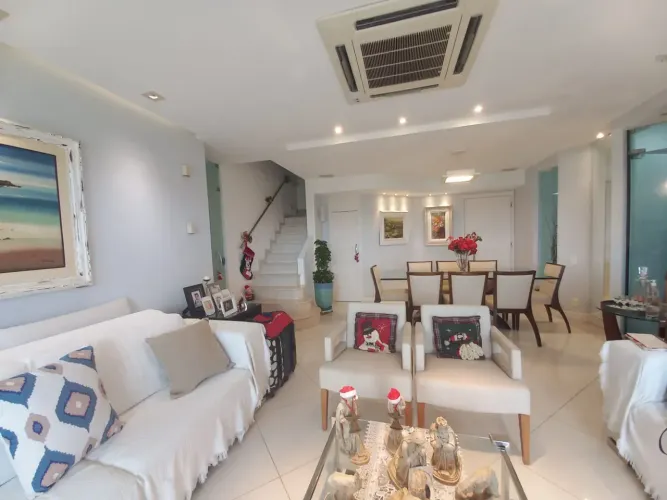 Cobertura duplex totalmente reformada em um dos melhores condomínios: Aldeia do Mar!