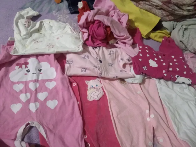 Vendo lote de macacao de 4 a 5 mês quase não usados 10 peças 