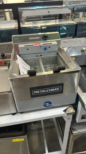 Fritadeira Industrial  15 litros de óleo 2 cestos Metalcubas