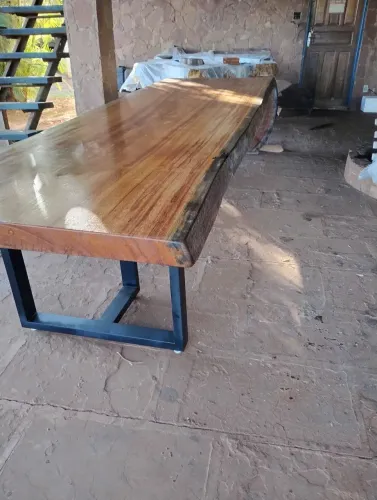 Mesa de madeira maciça com design moderno