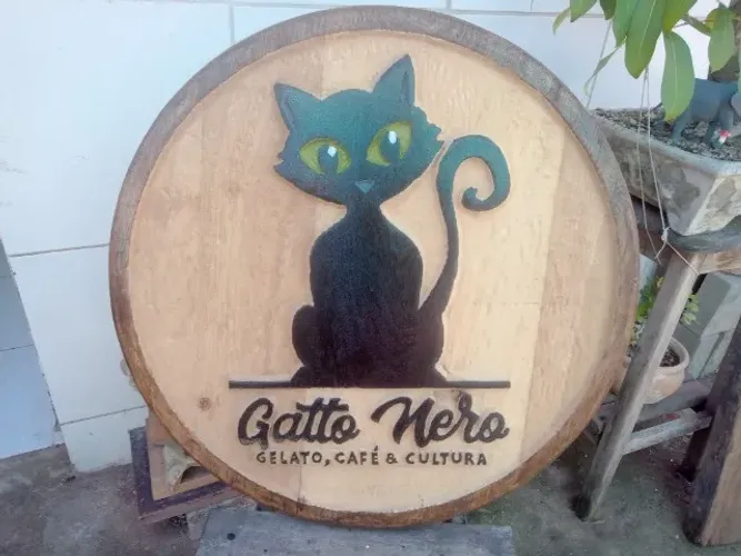 Placas Entalhadas a Mão Sob Medidas