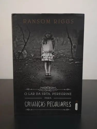 Livro O Lar da Srta. Peregrine para Crianças Peculiares - Ransom Riggs (Capa Dura)