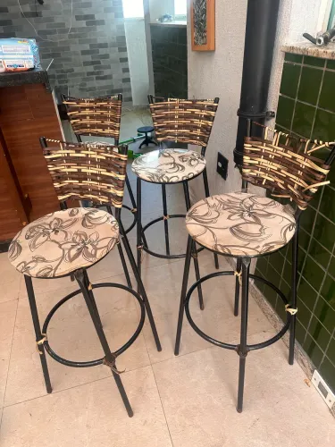 Jogo com 4 Banquetas