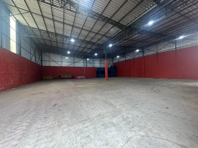 Vende-se Galpão 675m² c/ Pé direito 10m / Ótima Localização Novo Aleixo