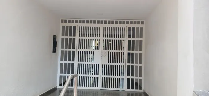 Portao de alumínio medindo 2,80 de largura por 2,30 de altura sendo o vao total.