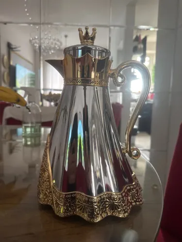 Garrafa Térmica Luxuosa com Detalhes Dourados - Elegância na sua Mesa!