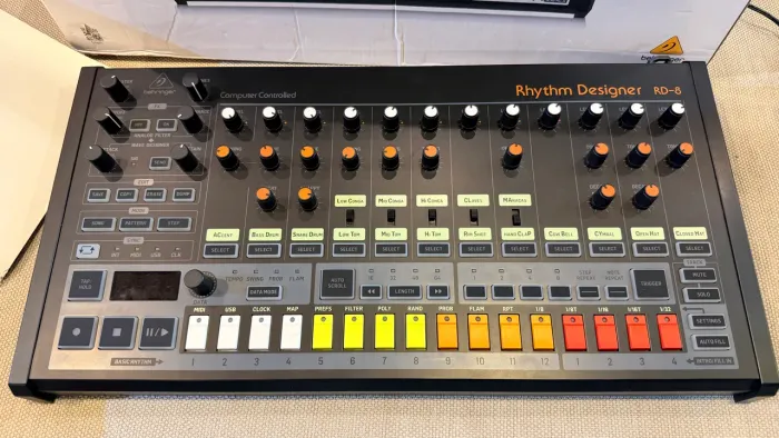 Bateria Eletrônica Analógica Behringer RD-8