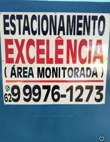 Estacionamento para veículos e barcos.