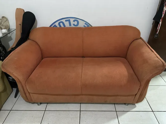 Sofá dois lugares de veludo cotelê laranja 