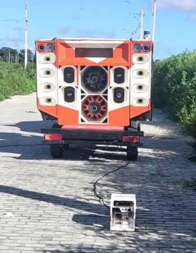 Som para vender,  troco por moto também 