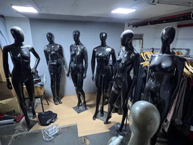 Valorize sua vitrine com manequins profissionais e modernos.