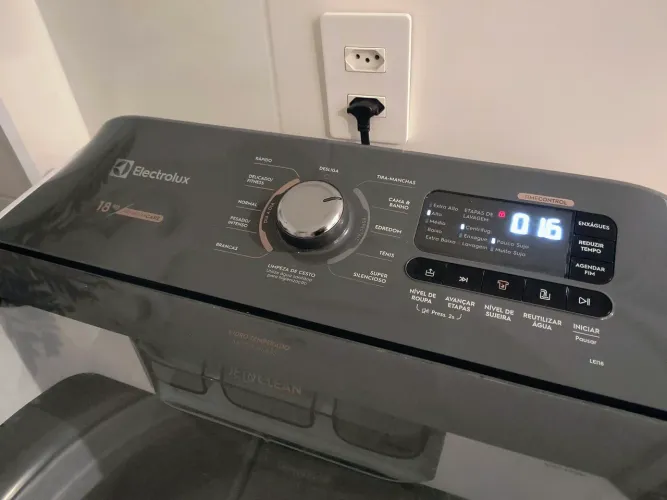 Máquina de lavar Electrolux 18kg Branca Premium Care com cesto inox e Sem agitador