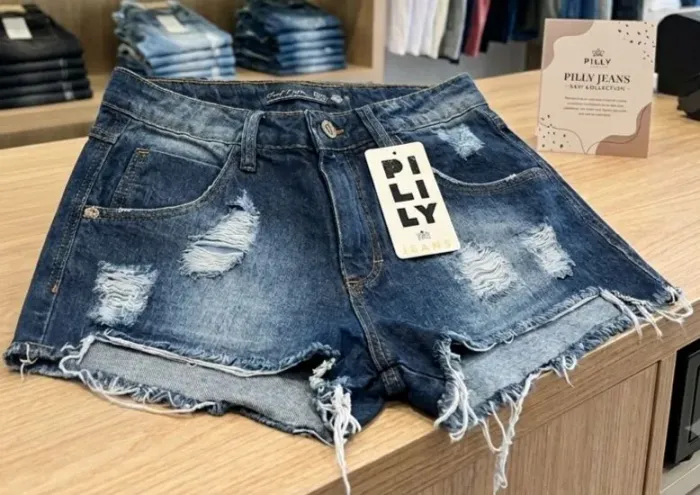 Shorts jeans novo com etiqueta Tam 40 forma grande