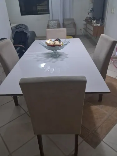 Mesa de sala com vidro esmaltado branco