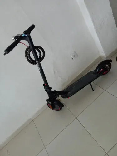 Patinete elétrico 400w velocidade máxima 30 por hora tem amortecedor e pneu maciço