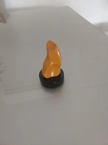 Escultura abstrata em acrílico mostarda