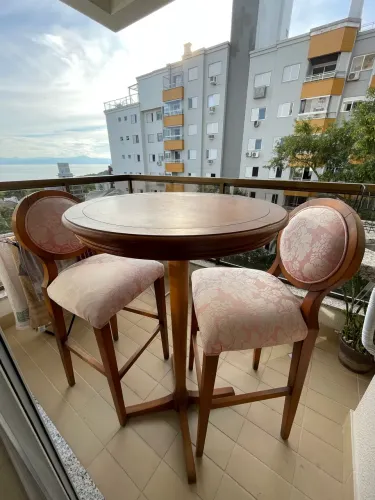 Conjunto de Mesa e cadeiras