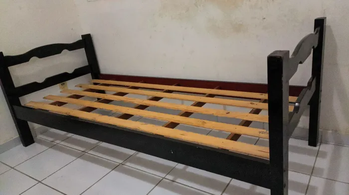 Cama de Solteiro em Madeira Maciça Reforçada
