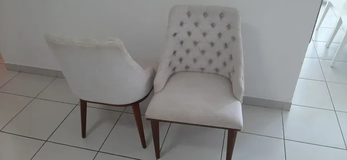 02 cadeiras de Jantar de ponta, em CAPITONÊ